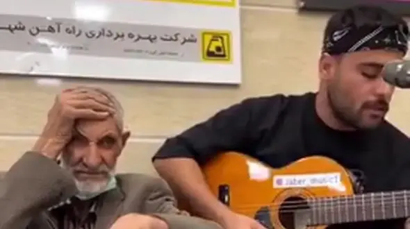 آوازخوانی جالب خواننده خیابانی برای یک پیرمرد در مترو
