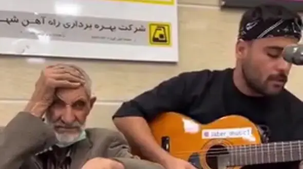 آوازخوانی جالب خواننده خیابانی برای یک پیرمرد در مترو