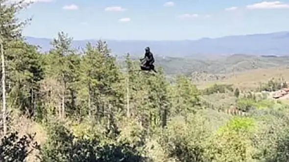 اولین موتورسیکلت پرنده جهان به بازار می‌آید؛ تجربه‌ ای فراتر از جاده / فیلم