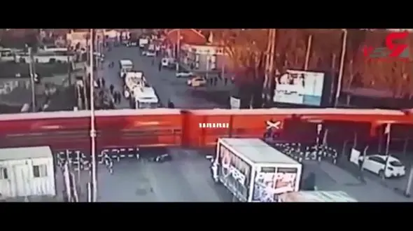 لحظه تصادف جوان موتورسوار با قطار در تقاطع / موتورسوار پایش را از دست داد  +فیلم