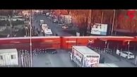 لحظه تصادف جوان موتورسوار با قطار در تقاطع / موتورسوار پایش را از دست داد  +فیلم