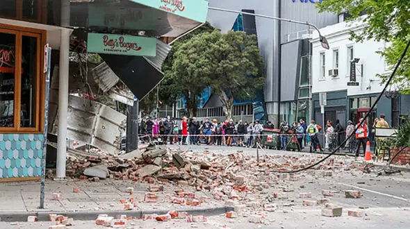 فیلم لحظه زلزله 6 ریشتری / مجریان تلویزیون در بهت و حیرت