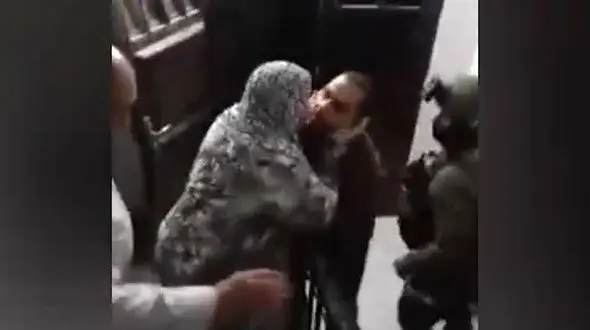 فیلم تلخ از لحظه خداحافظی اشکبار مادر و پسر فلسطینی