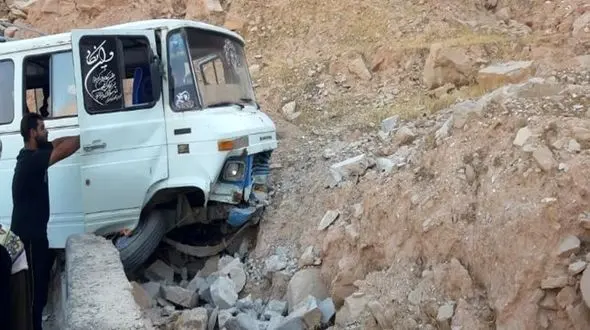 تصادف خونین مینی بوس کارگران با 15 مصدوم در گردنه آغاجاری + عکس