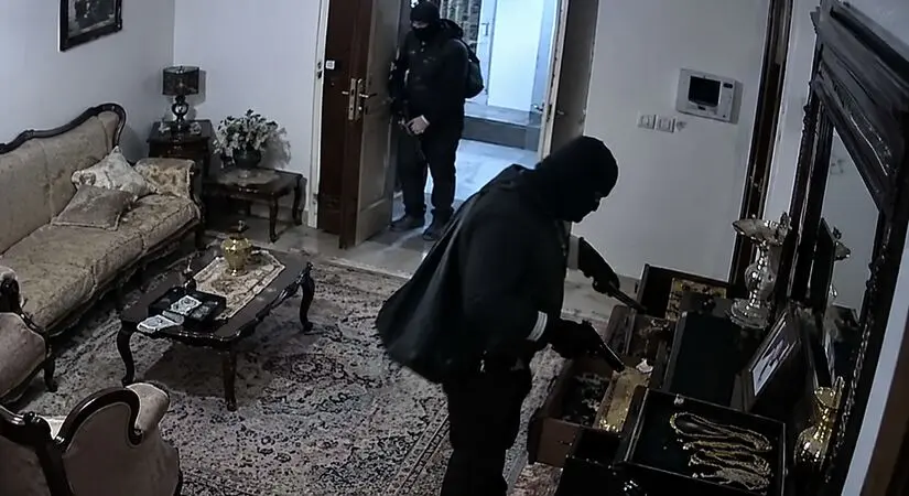 فیلم لحظه به لحظه سرقت مسلحانه از یک خانه / مردان مسلح طلا و جواهرات را به سرقت بردند