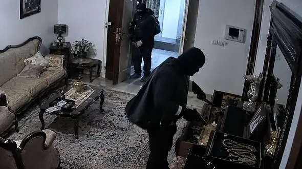 فیلم لحظه به لحظه سرقت مسلحانه از یک خانه / مردان مسلح طلا و جواهرات را به سرقت بردند