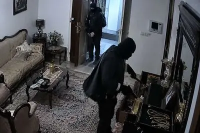 فیلم لحظه به لحظه سرقت مسلحانه از یک خانه / مردان مسلح طلا و جواهرات را به سرقت بردند
