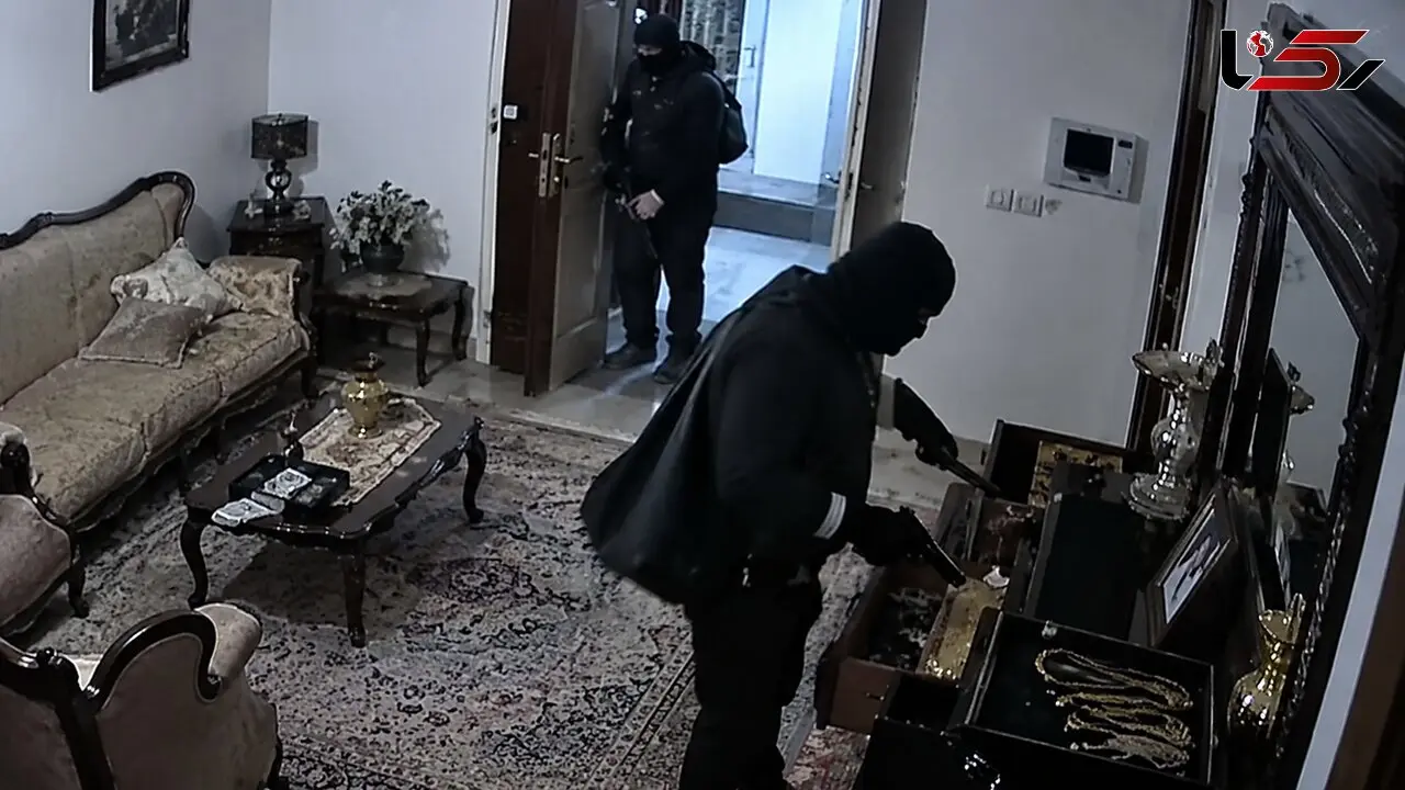 فیلم لحظه به لحظه سرقت مسلحانه از یک خانه / مردان مسلح طلا و جواهرات را به سرقت بردند
