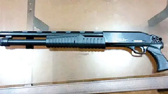 فیلم لحظه شلیک با اسلحه وینچستر در مغازه تعویض روغنی 