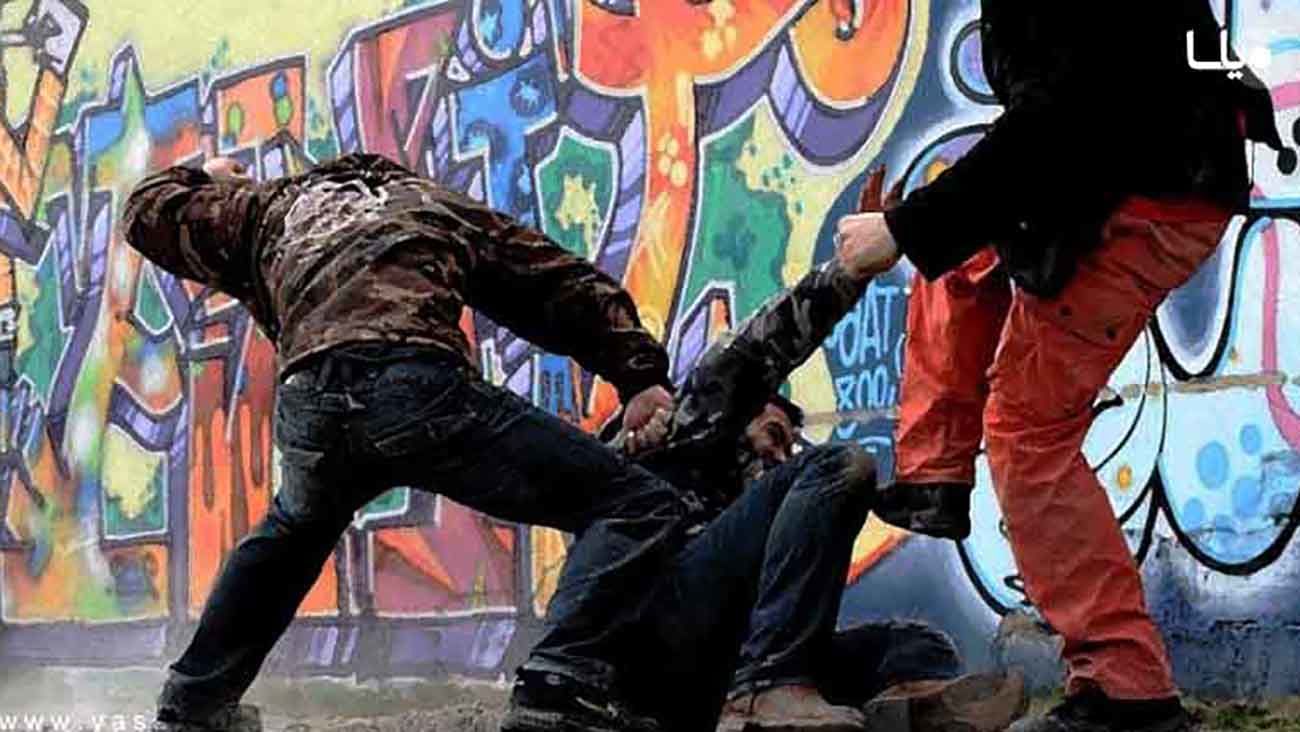 تماشا کنید / مشت های وحشتناک مرد جوان به صورت 2 مرد / هر دو ناک اوت شدند + فیلم