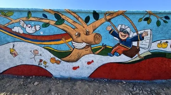 دیوارهای کهنه مدارس روستایی را با خود بچه ها رنگی کردیم / آموزش و پرورش  نه تنها کمک نمی کرد؛ بلکه مجوز هم نمی داد ! + فیلم