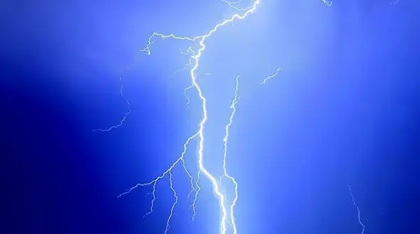 صائقه مرد 32 ساله کرمانی را خشک کرد