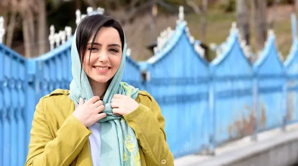 کولاک نازنین بیاتی با مانتوی فوق لاکچری اش / خانم بازیگر جذابیتش را به رخ کشید !