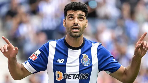 اهدای پیراهن طارمی به کودک هوادار پورتو/ پوستر سلام مهدی و پرچم ایران روی سکوها + فیلم