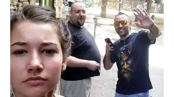 این دختر جوان با مزاحمان خیابانی سلفی می‌گیرد! +عکس رسوایی 