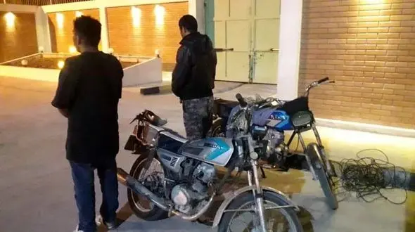 دستگیری سارقان موتورسیکلت توسط پلیس آبادان + فیلم 