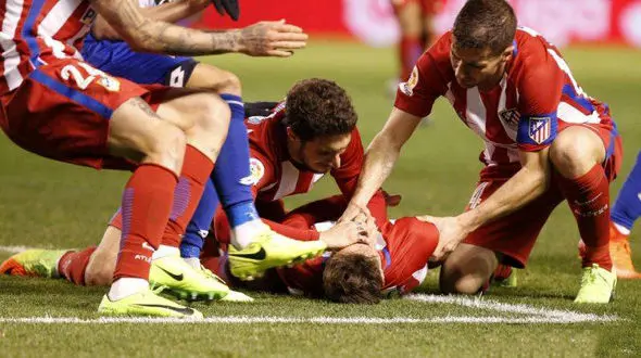 فیلم خشن ترین خطاهای فوتبال جهان ! / 10 فوتبالیست تا آستانه مرگ رفتند !