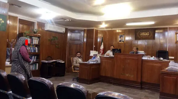 توبه دختر قداره کش در زندان / این دختر و باندش مردان را به خلوتگاه می کشاندند + عکس