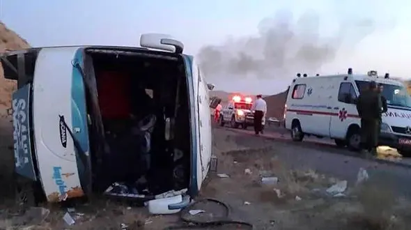 واژگونی وحشتناک اتوبوس در جاده تهران قم / 5 بامداد رخ داد
