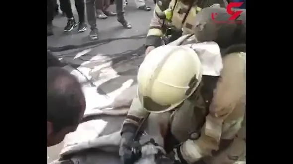 فیلم لحظه نجات یک سگ توسط آتش نشان تهرانی  