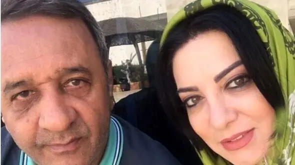 نگاهی به چیدمان منزل شاهانه و مجلل علی اوسیوند  و همسر هنرمندش،حمیرا ریاضی/ از بوفه چوبی و مبلمان خوش رنگ تا لوستر اعیانی و دیوارکوب های عتیقه