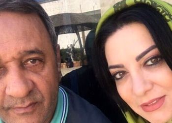 نگاهی به چیدمان منزل شاهانه و مجلل علی اوسیوند  و همسر هنرمندش،حمیرا ریاضی/ از بوفه چوبی و مبلمان خوش رنگ تا لوستر اعیانی و دیوارکوب های عتیقه