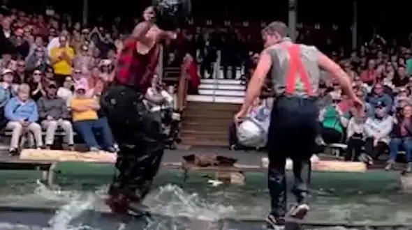 ببینید / مسابقه محلی فوق جنجالی روی آب + فیلم