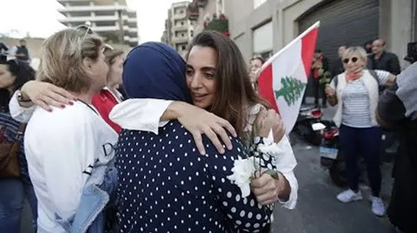 زنان لبنانی با گُل به میدان آمدند