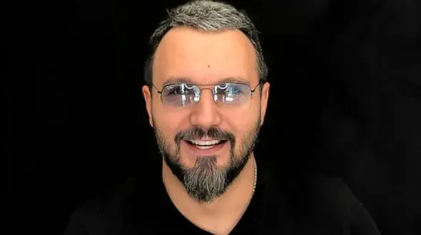 تنها قاب خانوادگی کامبیز دیرباز در کنار همسر و دخترش/ چه قدر دخترش شبیه به خودشه!