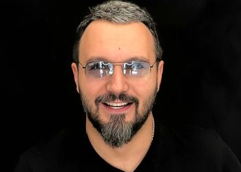 تنها قاب خانوادگی کامبیز دیرباز در کنار همسر و دخترش/ چه قدر دخترش شبیه به خودشه!