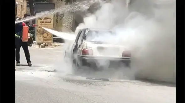 فیلم آتش گرفتن پراید وسط خیابان در شهرکرد