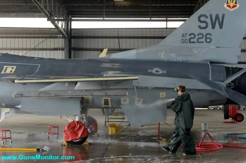 شستشوی هواپیماهای نظامی با ربات‌ها