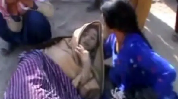 ریش سفیدان مظفرآباد حکم بی عفت کردن دختر 16 ساله در ملاعام را توسط 25 مرد صادر کردند+ عکس