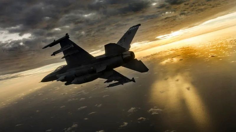 هواپیمای F16