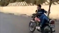 ببینید / حرکت جنون‌آمیز یک جوان روی موتور در اتوبان مشهد! + فیلم