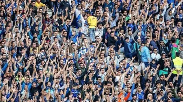  حضور هزاران هوادار استقلال در ورزشگاه/ شعار علیه السد و پرسپولیس 