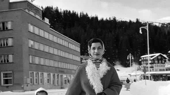 عکس /  سفر در زمان؛ «اشرف پهلوی» خواهر حاشیه ساز شاه در حال خروج از زوریخ سوئیس؛ سال 1332