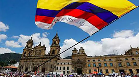 مرگ دردناک 9 زن و مرد درسقوط پل چوبی در کلمبیا +عکس