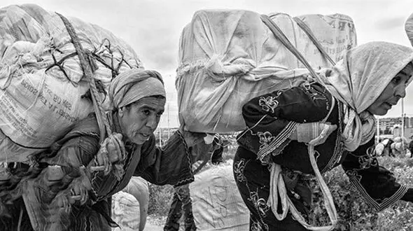 داستان تلخ زنان کولبر و غم مرگ دردناک مادر | بارمان را که می‌گیرند بدبخت می‌شویم!