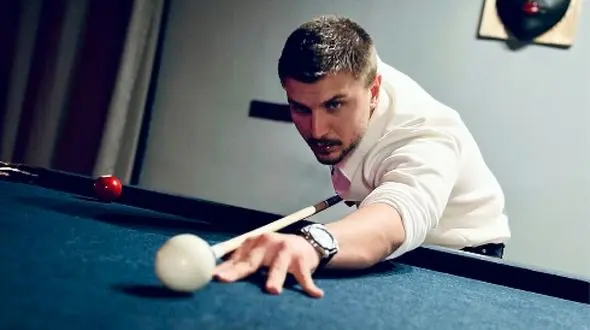 چیدمان شیک و لوکس خونه مجردی دارا حیایی، بازیگر سریال یزدان و پسر یکی یدونه امین حیایی/ از مبلمان مدرن و ساز موسیقی تا تابلوهای هنری + فیلم