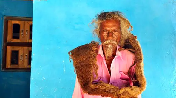 مردی که ۴۰ سال موهایش را نشسته است! +عکس