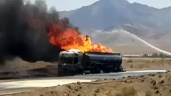 آتش سوزی تانکر حامل بنزین در آزادراه ساوه + عکس