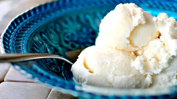 دسرهای لذید با بستنی وانیلی با تزئین شکلات سنگی