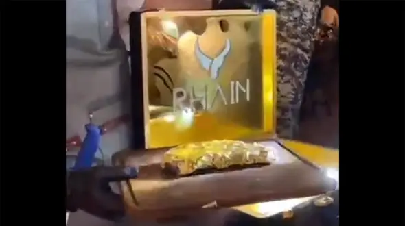 فیلم نحوه سرو استیک هزار دلاری با روکش طلا