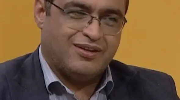 پیام یک عروس به المیرا شریفی مقدم: خواهر شوهرم همه مناسبتا زنگ می زنه به شوهرم کادو چی خریدی برام؟ / سعید عزیزی: این خواهر مشکل داره!... مردا زناشون و غریبه میبینن / شوهر اینجا بی تقصیره!
