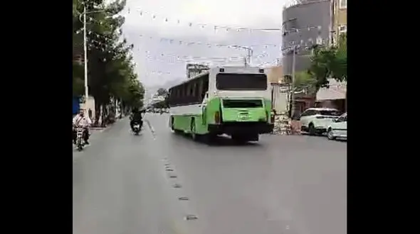 فیلم / سرقت عجیب اتوبوس توسط پسر بچه‌ای در کرمان
