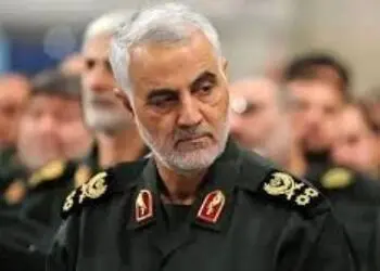 عکس سفر در زمان / «سردار سلیمانی» در حال بازی کودکانه با نوه هایش؛ دهه 90