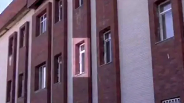 خودکشی متهم در اتاق یک دادگاه کرمان + فیلم فداکاری قاضی توکلی