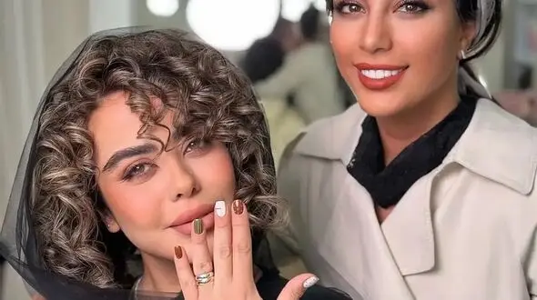 «الهام اخوان» با چهره‌ای متفاوت؛ رونمایی از مدل موی فر و رنگ‌های پاییزی! (عکس)