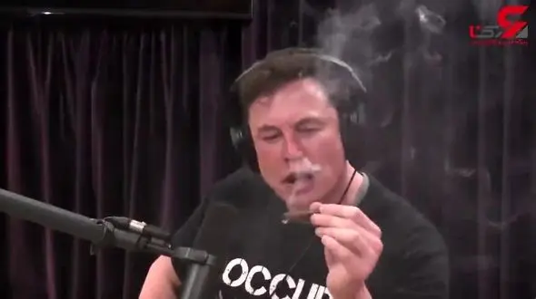 جنجال"گُل" کشیدن آقای رییس جلوی دوربین ! + فیلم